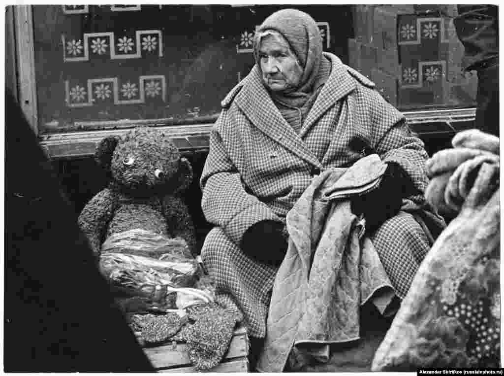 Пожилая женщина и плюшевый медведь. Фото 1980 года называется &quot;Тяжелые времена&quot;