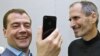 Стив Джобс презентует Дмитрию Медведеву iPhone 4 в 2010 году