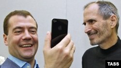 Стив Джобс презентует Дмитрию Медведеву iPhone 4 в 2010 году