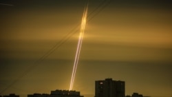 Российские ракеты, запущенные по территории Украины из Белгородской области, которые было видно на рассвете в Харькове 3 сентября 2022 года