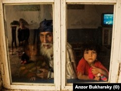 Мужчина с внучкой в окне. Деревня ромов вблизи Бухары