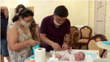 Младенцы от суррогатных матерей дождались биологических родителей: первые семьи прилетели в Киев