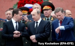 Президент России Владимир Путин, премьер-министр Дмитрий Медведев и руководитель Администрации президента Сергей Иванов на церемонии возложения венков к Могиле Неизвестного Солдата у стен Кремля в Москве, 22 июня 2013 года. Фото EPA-EFE