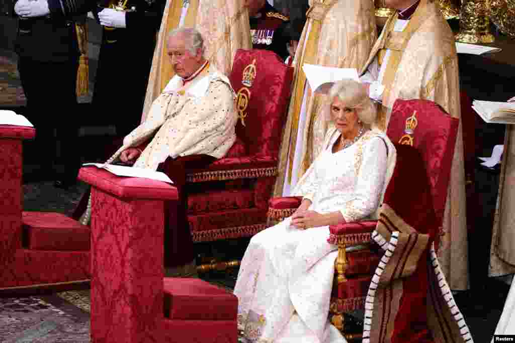 Король Карл III и королева Камилла во время церемонии коронации в Вестминстерском аббатстве