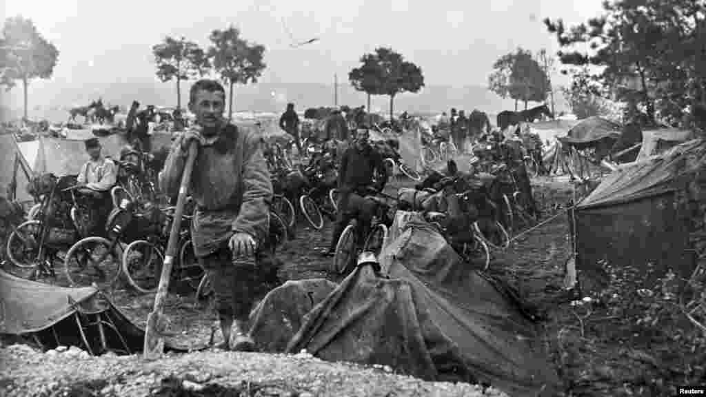 Солдаты велосипедного подразделения французской армии на участке Шампань на востоке Франции. 22 сентября 1915 года.