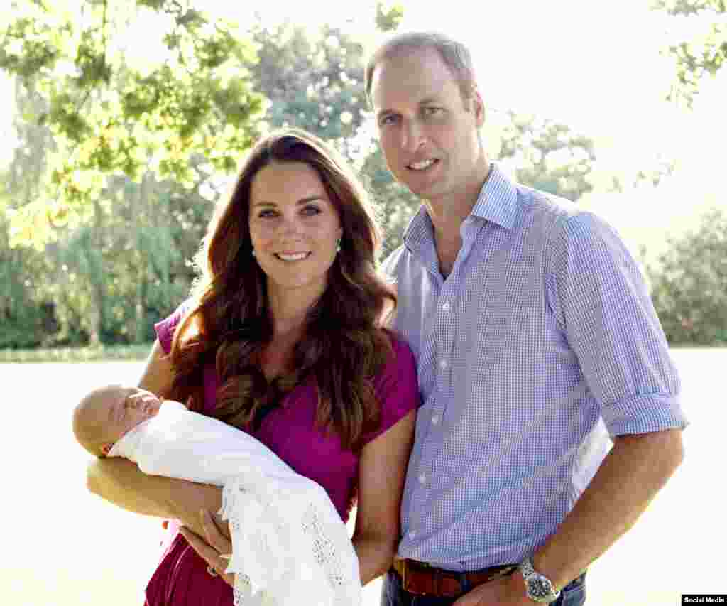 Принц Уильям с женой Кейт, герцогиней Кембриджской и новорожденным принцем Джорджем&nbsp;