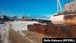 Старый рыбацкий катер на берегу Байкала