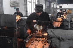 Осужденные в цехе производства деталей и разводных ключей в исправительной колонии №8 по Новосибирской области, 17 мая 2018
