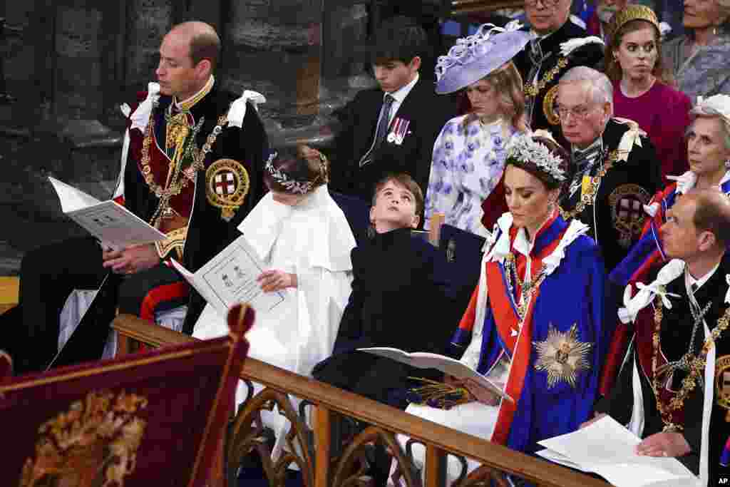 Слева направо, в первом ряду: британский принц Уильям, принцесса Шарлотта, принц Луи, принцесса Уэльская (Кейт Миддлтон), принц Эдвард (его титул герцог Эдинбургский)