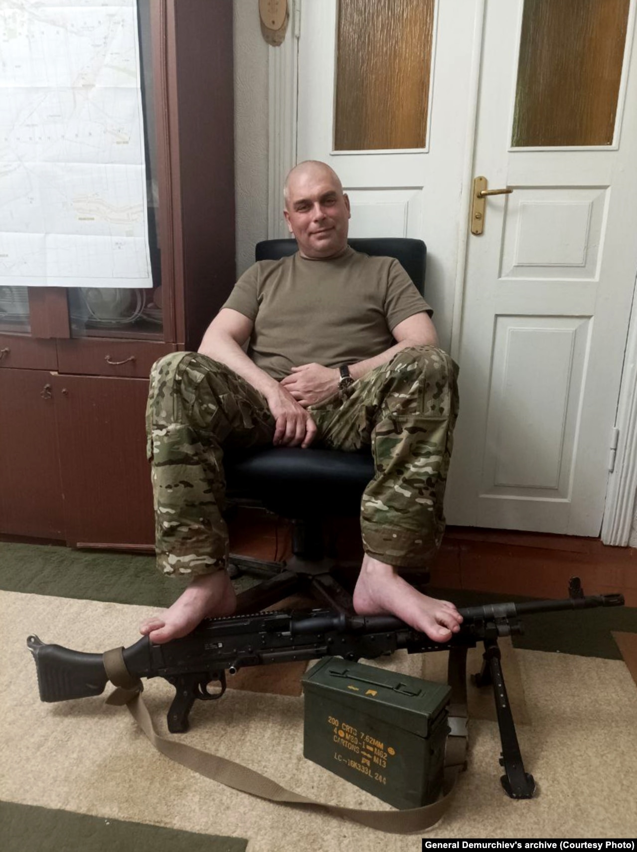 Эту фотографию с пулеметом M240 генерал Демурчиев прислал своей жене Александре в июле 2023 года. qhiukiuiqkrsld