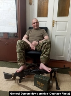 Эту фотографию с пулеметом M240 генерал Демурчиев прислал своей жене Александре в июле 2023 года. "Американский", – подписал он снимок. "Мама будет "рада" 😄", – прокомментировала снимок супруга