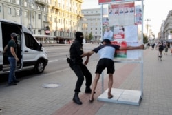 Задержания на проспекте Независимости в Минске во время стихийной акции протеста накануне выборов. 8 августа
