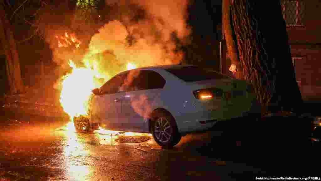 Недовольные действиями Москвы активисты сожгли автомобиль российского дипведомства в Киеве