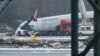 В Калининградском аэропорту более суток не могли вытащить из грязи поврежденный самолет: не было техники