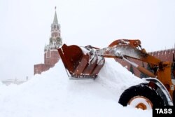Уборка снега на Красной площади. 13 февраля 2021 года. Фото: ТАСС