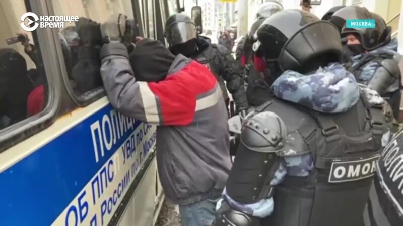 В Москве и Санкт-Петербурге идут массовые задержания. Возле 