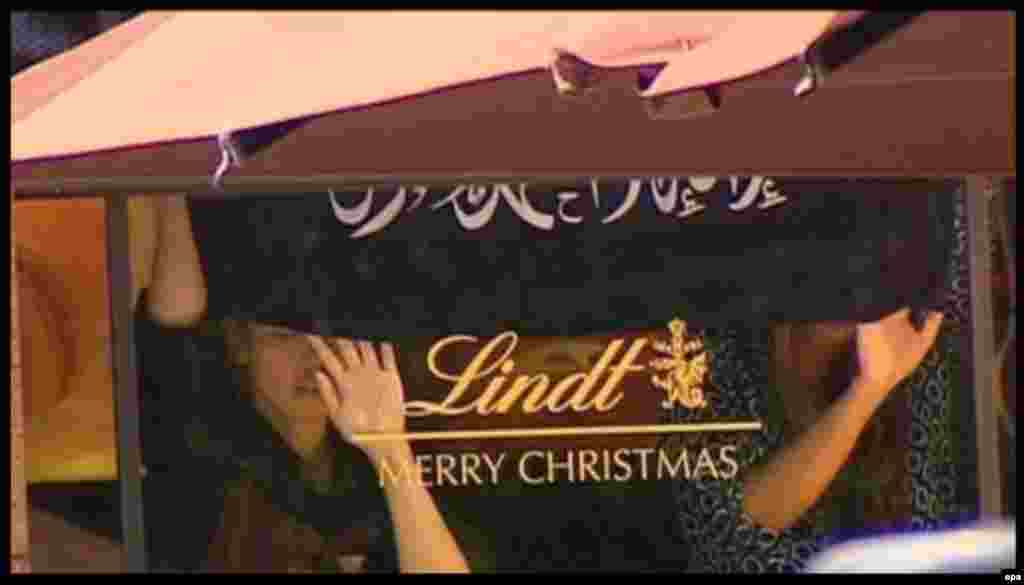 Люди, находившиеся в заложниках в сиднейском кафе Lindt - кадр, снятый телеканалом Channel 7 News