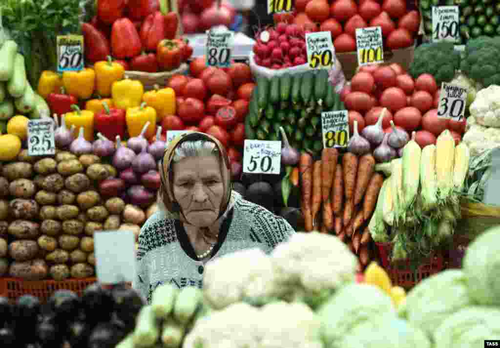 На фермерских рынках в России продают в основном овощи и фрукты. Цены здесь значительно ниже, чем в супермаркетах, поэтому основные покупатели &ndash; пенсионеры.&nbsp; На фото &ndash; фермерский рынок &quot;Домодедовский&quot; в Москве
