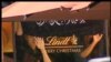 Люди, находившиеся в заложниках в сиднейском кафе Lindt - кадр, снятый телеканалом Channel 7 News