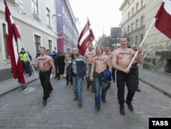 Марш в Риге во время акции протеста против подписания российско-латвийского пограничного договора, по которому Латвия отказывается от всех территориальных претензий к спорному Пыталовскому району (до 1944 года – Абрененский район, 8 февраля 2007 года, фото ТАСС)