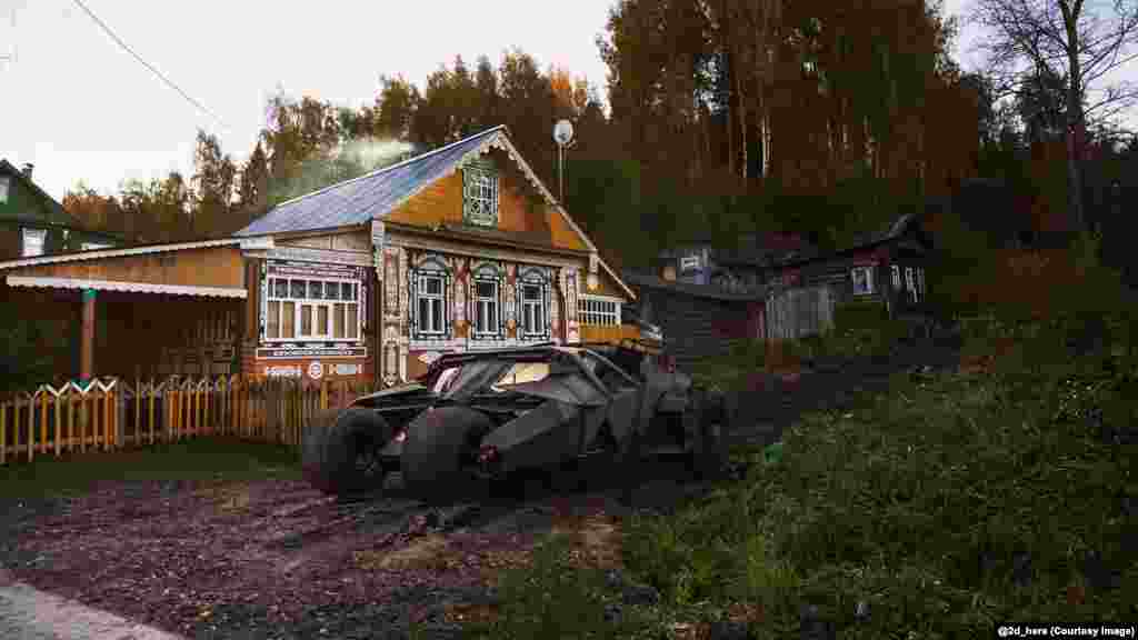 &quot;Летающий&quot; бэтмобиль Бэтмена припаркован у сельского дома в российской провинции
