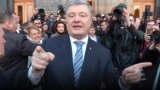 Порошенко вышел к людям, которые пришли поблагодарить его в Киеве