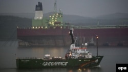 Арестованный ледокол Greenpeace "Arctic Sunrise" в Мурманском порту 1 августа 2014 года 