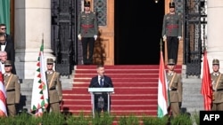 Премьер-министр Венгрии Петер Мадьяр выступает с речью на церемонии в честь дня основания венгерского государства