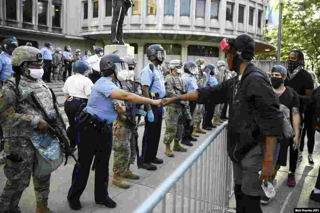 Протестующие и полиция впервые приветствуют друг друга. Филадельфия, 1 июня 2020
