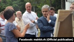 Сергей Назаров (в костюме) в Ялте в аннексированном Крыму