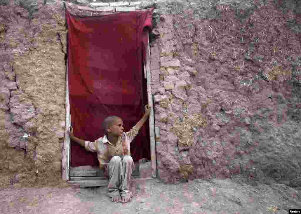 Тысячи детей из Афганистана никогда не увидят школу лишь по одной причине &ndash; в этой стране самый высокий уровень детской смертности. Каждый год от болезней, террористических атак и недоедания примерно 142 тысячи детей погибают, не дожив до 5 лет. Чуть больше двух миллионов детей до 14 лет вынуждены работать, чтобы помогать своей семье. На образование времени почти нет. Грамотность всего населения не превышает 40%. На фото &ndash; афганский мальчик в лагере дя беженцев в пакистанском городе Пешавар