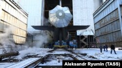 Атомная подводная лодка на заводе "Севмаш" в Северодвинске
