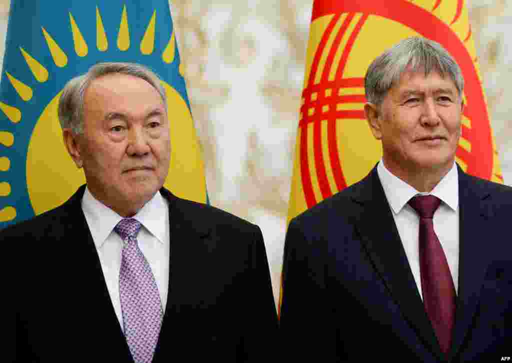 Президенты Казахстана и Кыргызстана Нурсултан Назарбаев и Алмазбек Атамбаев 
