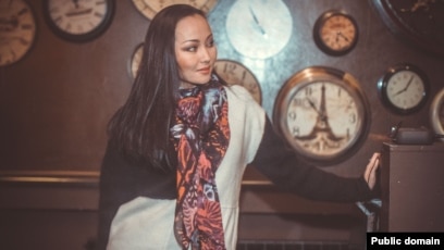 Танака жетінші өлшемді бюсті бар.