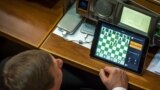 Депутат Верховной Рады во время обсуждения бюджета на 2017 год играет в шахматы, 21 декабря 2016