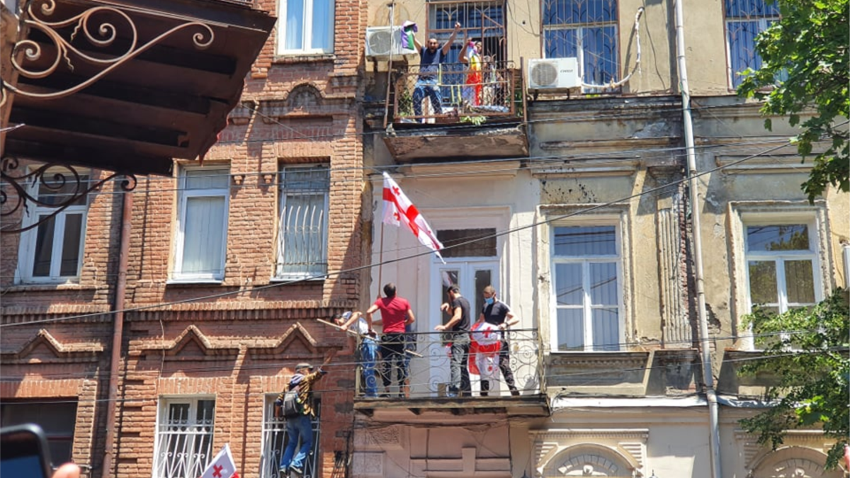 В Тбилиси протестуют против гей-прайда и срывают радужные флаги