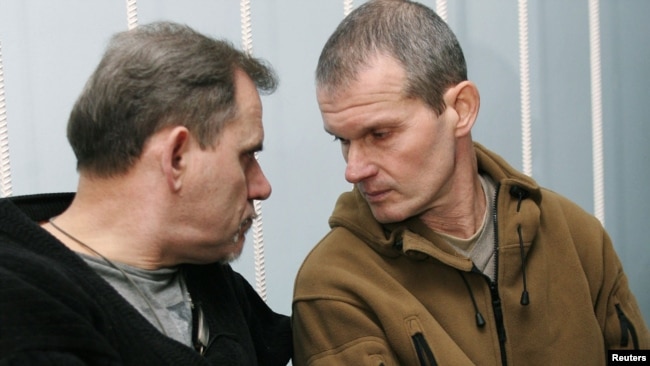 Пилоты Алексей Руденко и Владимир Садовничий (справа) во время суда в Таджикистане, ноябрь 2011 года