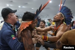 Протестующие ворвались в зал, где проходит Конференция ООН по изменению климата (COP30), в Белеме, Бразилия, 11 ноября 2025 года. Представители коренных народов провели акцию протеста в защиту земельных прав и против нефтеразведки в Амазонии. Фото: Reuters