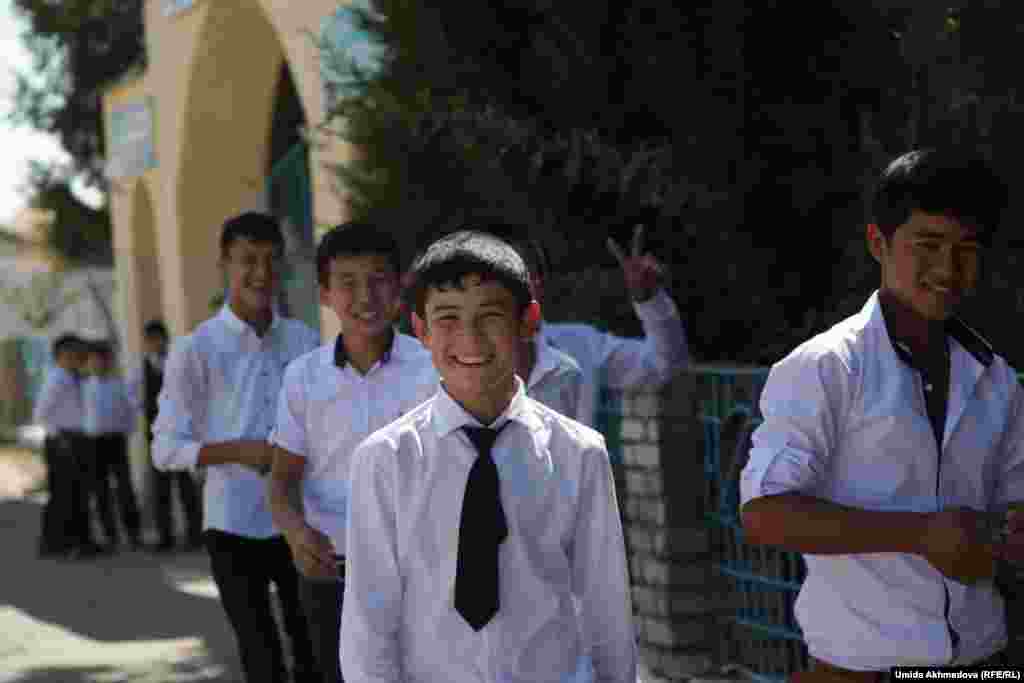 Ученики школы № 35 села Сексената Верхне-Чирчикского района. Ташкентская область