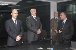 Валерий Цепкало (слева), Александр Лукашенко и Аркадий Добкин, основатель EPAM Systems. ПВТ, Минск, ноябрь 2010 года