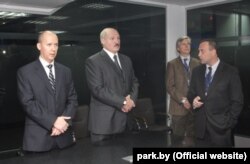 Валерий Цепкало (слева), Александр Лукашенко и Аркадий Добкин, основатель EPAM Systems. ПВТ, Минск, ноябрь 2010 года