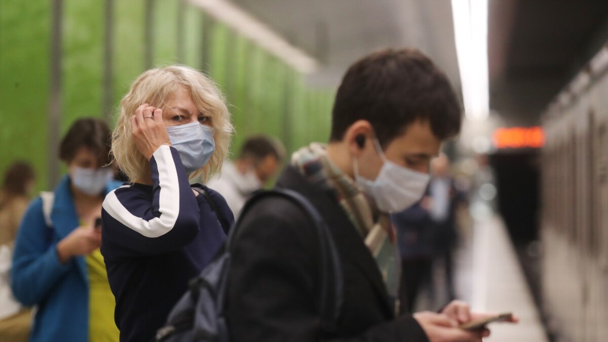 Новости заболевших. Эпидемическая ситуация люди в масках. Массовое скопление людей в метро. Носить маску в местах скопления. В Москве запретили носить маски.