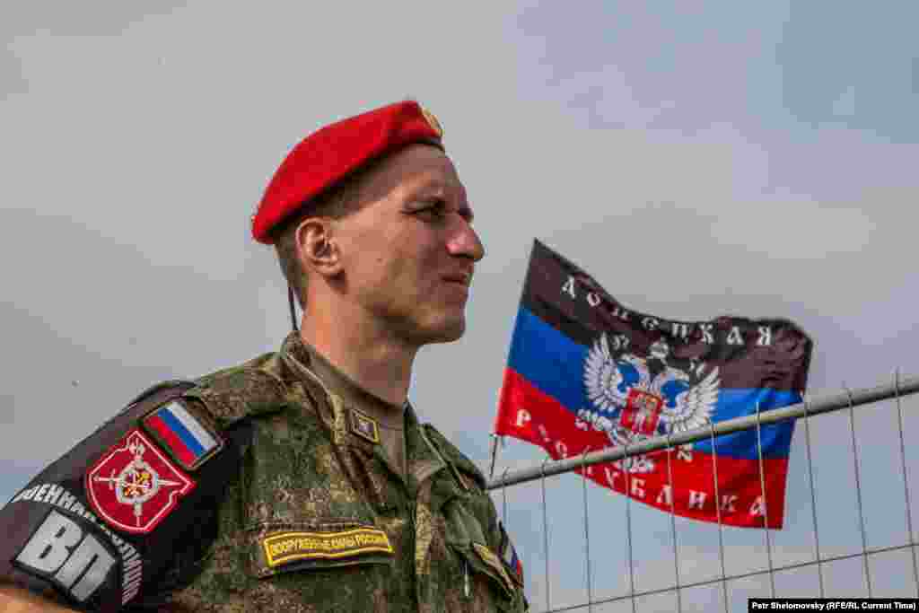 Российский солдат на фоне флага непризнанной &quot;ДНР&quot; на фестивале &quot;Нашествие-2015&quot;