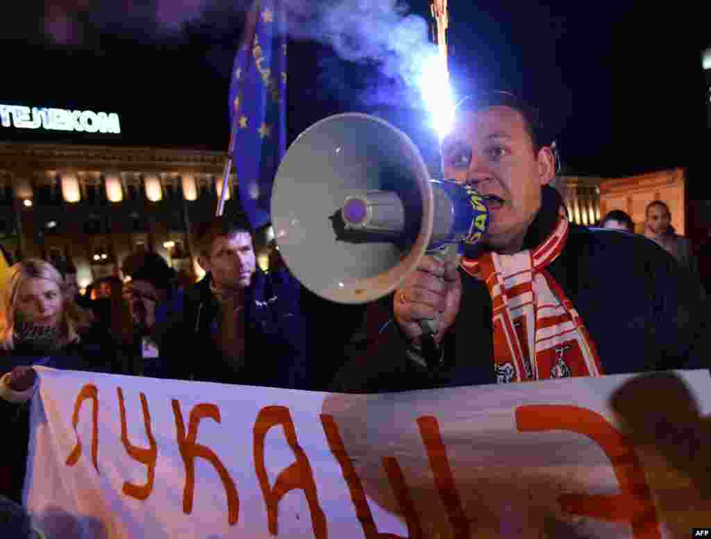 Акция белорусской оппозиции в Минске после закрытия избирательных участков
