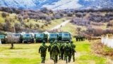 Российские военные, так называемые "зеленые человечки", в Крыму в марте 2014 года