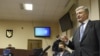 Суд в Киеве не арестовал Порошенко: его обязали сдать загранпаспорта и лично являться в суд, к следователю и прокурору
