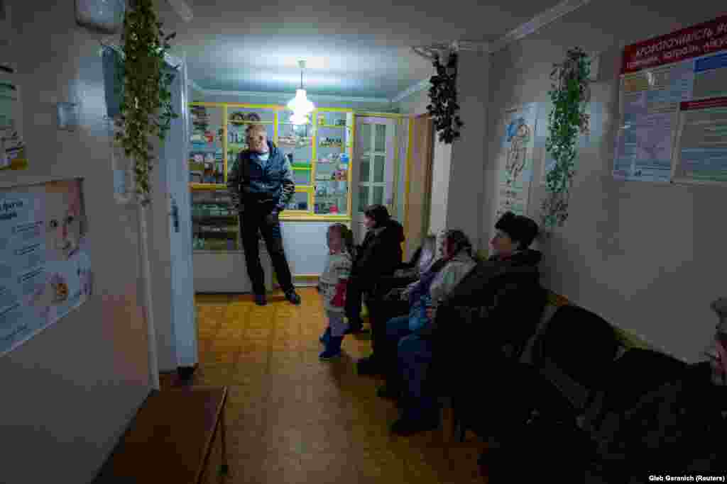 Пациенты ждут доктора в его клинике в селе Иванковичи