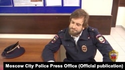 Архивное фото. Петр Верзилов, задержанный за ношение полицейской формы, в отделе полиции в Москве в апреле 2020 года