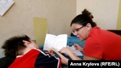 Олеся Ледовская помогает сыну с учебой