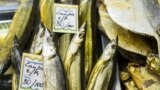 Лук по 20 рублей и сайра по 55: чем торгуют на участках в Москве